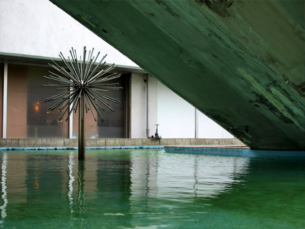 �߂��ĂG���U�̉���