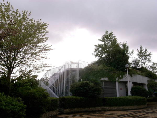 �߂��ĂG���U�̉���