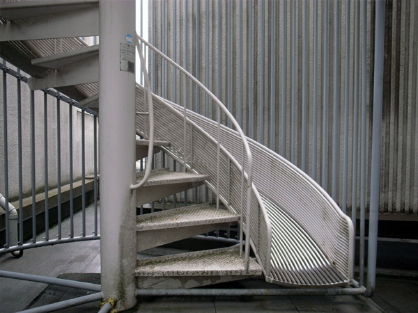 �߂��ĂG���U�̉���