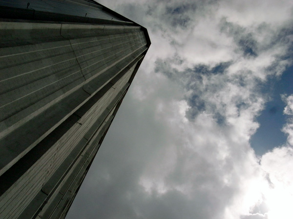 �߂��ĂG���U�̉���