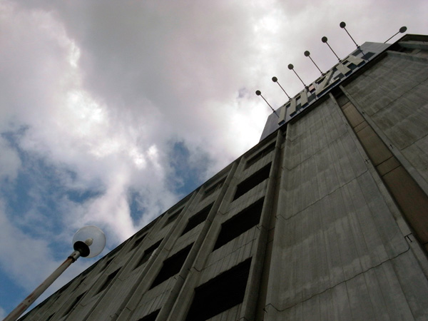 �߂��ĂG���U�̉���